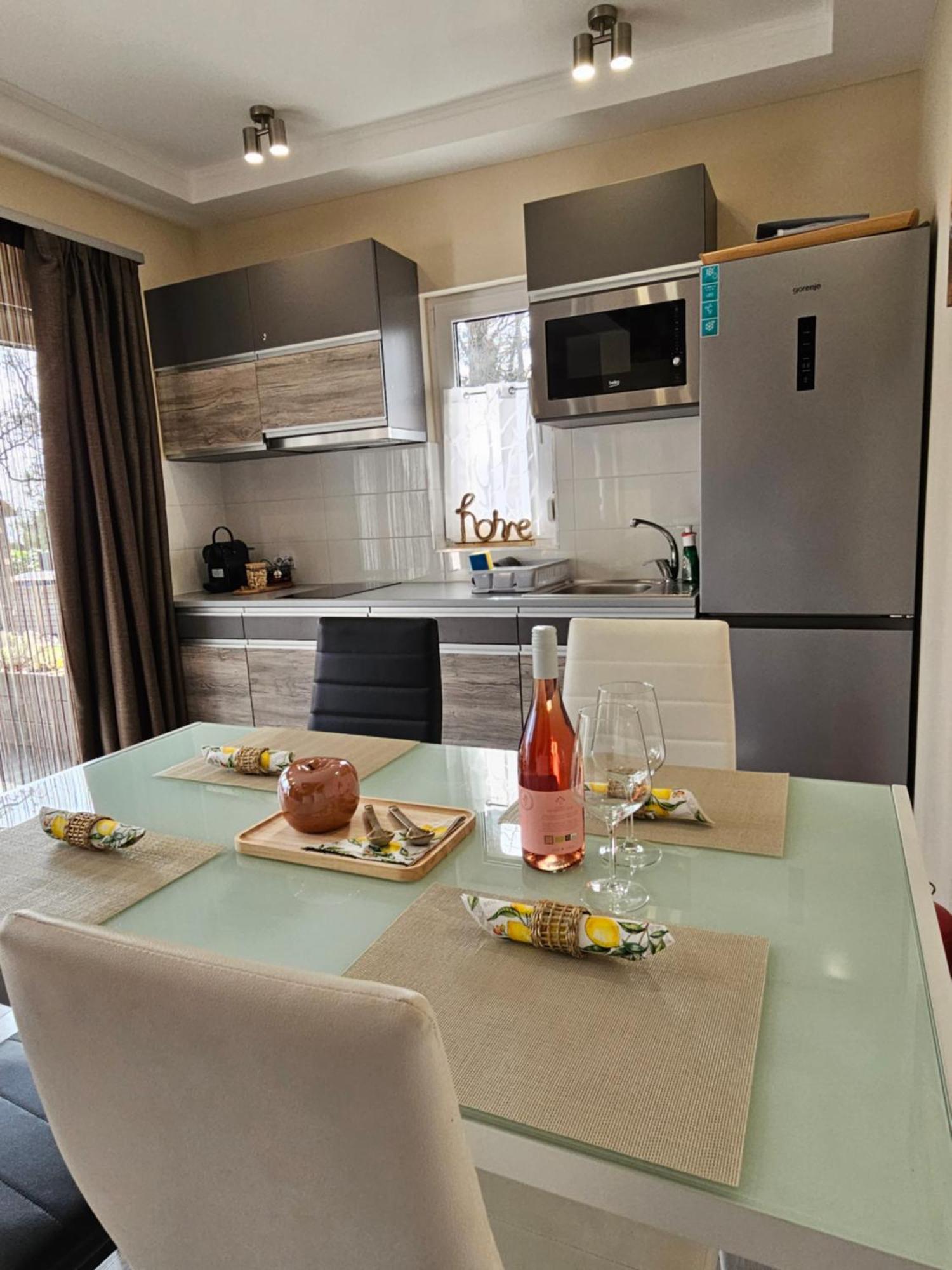 Bowery Guest Houses - Arnyas Vendeghazak บาลาโตนัลมาดี ภายนอก รูปภาพ
