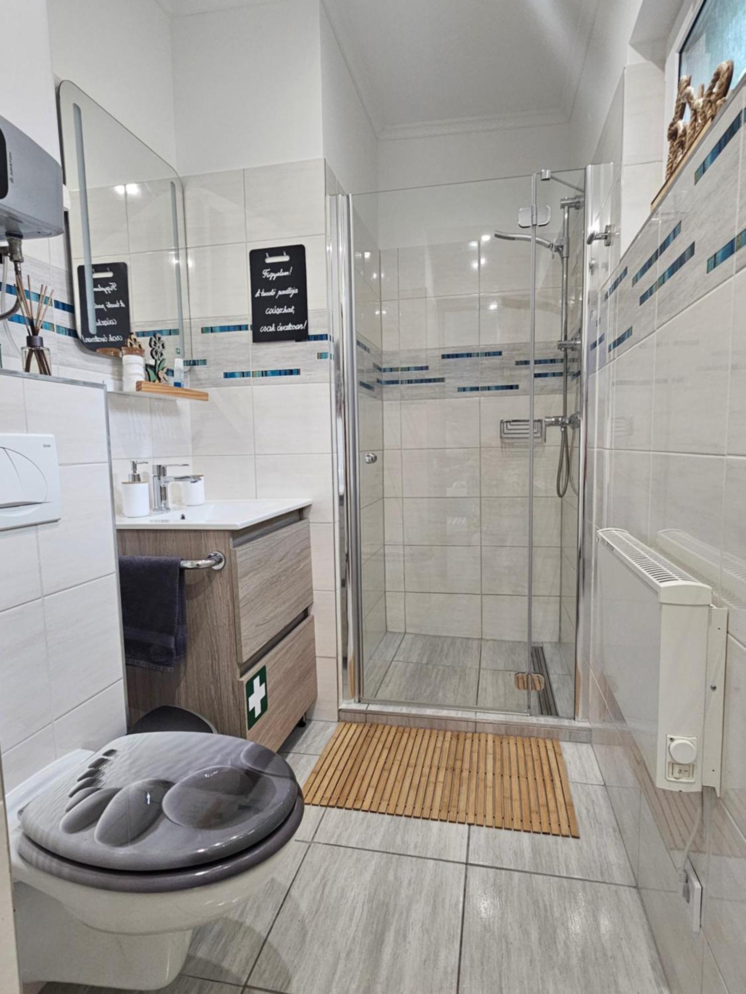 Bowery Guest Houses - Arnyas Vendeghazak บาลาโตนัลมาดี ภายนอก รูปภาพ